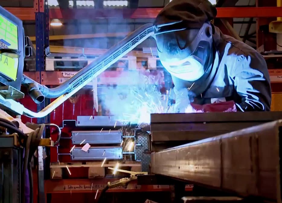 Usine de fabrication Cefam-Atlas : assemblage mecano-soudé d'une table élévatrice