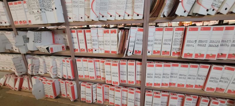 Rayonnages d'archives Atlas Lift remplis de boîtes de dossiers techniques numérotées