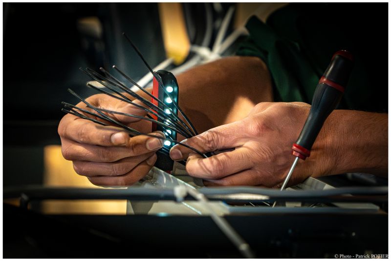 Câblage électrique d'un voyant lumineux à LED par un technicien