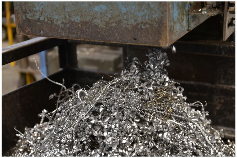 Copeaux métalliques en sortie de machine d'usinage