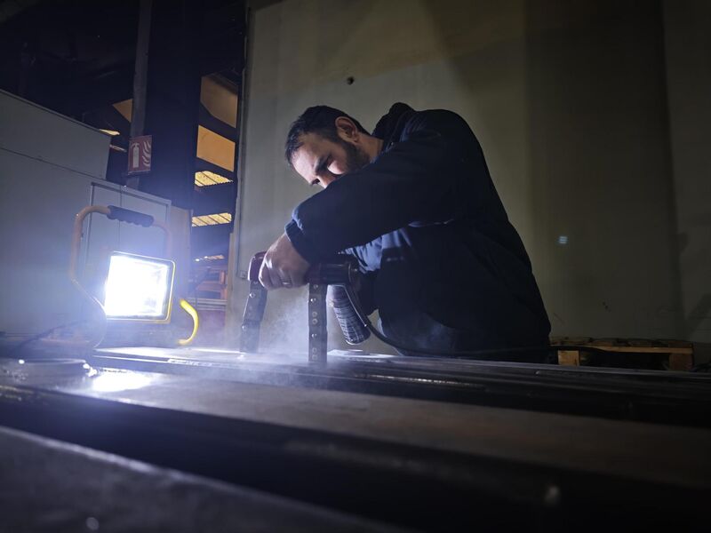 Contrôle par magnétoscopie d'une soudure : électroaimant en place et pulvérisation du produit magnétique