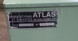 Plaque de firme « Fabrications Atlas – 17 Saintes » n° 10937 sur une table élévatrice toujours en service