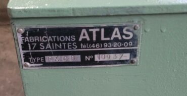 Plaque de firme « Fabrications Atlas – 17 Saintes » n° 10937 sur une table élévatrice toujours en service
