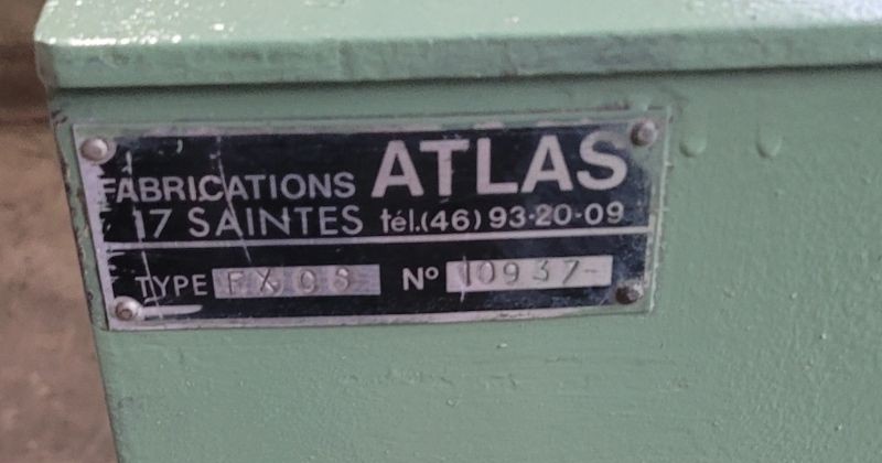Plaque de firme « Fabrications Atlas – 17 Saintes » n° 10937 sur une table élévatrice toujours en service