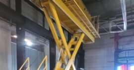 Ciseaux et plancher d'une plateforme élévatrice jaune pour l'élévation de personnes