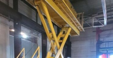 Ciseaux et plancher d'une plateforme élévatrice jaune pour l'élévation de personnes