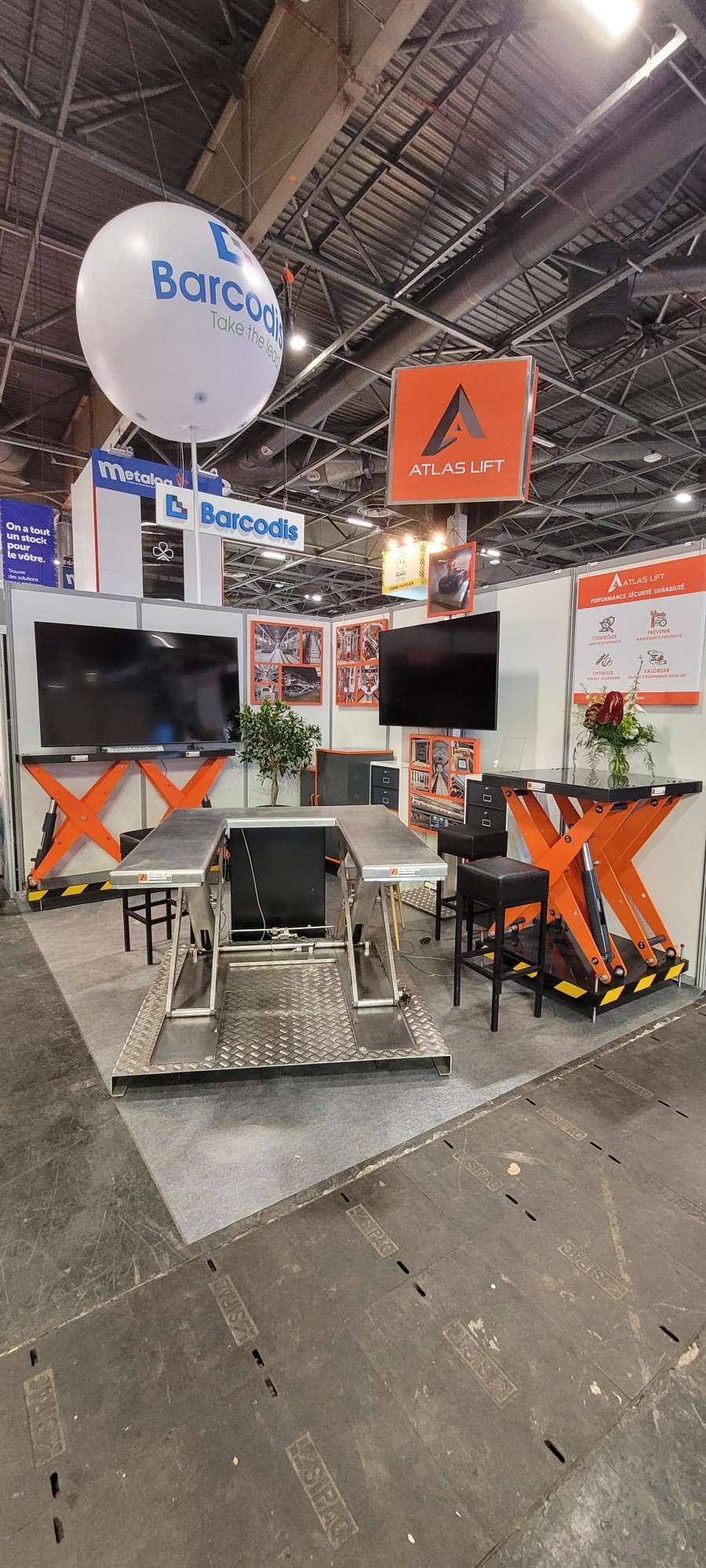 Vue d'ensemble du stand Atlas Lift à Global Industrie 2026, sous l'enseigne orange Atlas Lift