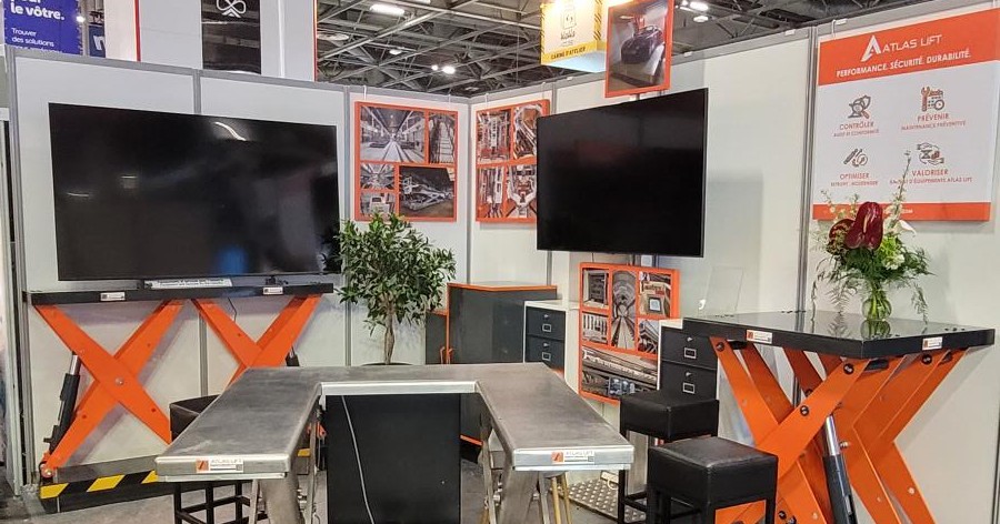 Stand Atlas Lift au salon Global Industrie 2026 : tables élévatrices à ciseaux orange et table élévatrice inox