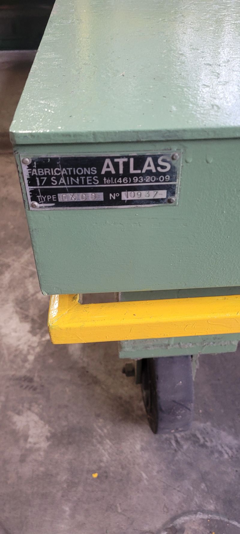 Table élévatrice verte « Fabrications Atlas » de plus de 30 ans, toujours en service chez JOUBERT Plywood